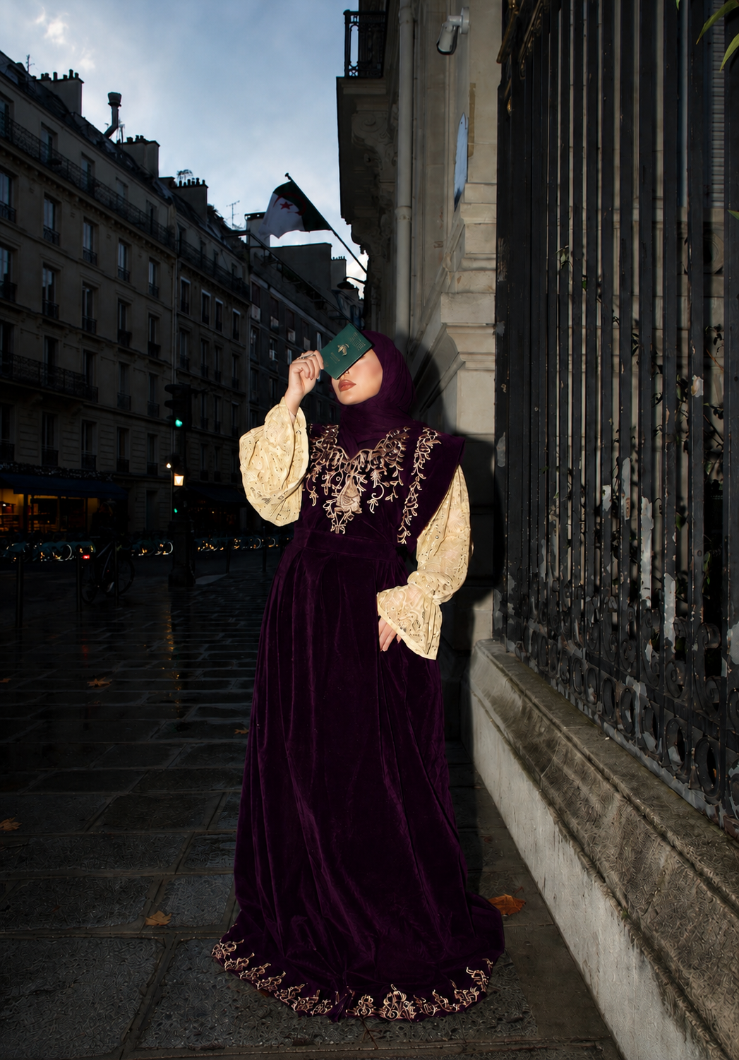 Fergani Sara Algérien | Velours Premium Brodé & Manches Dentelle | Fait Main Algérie