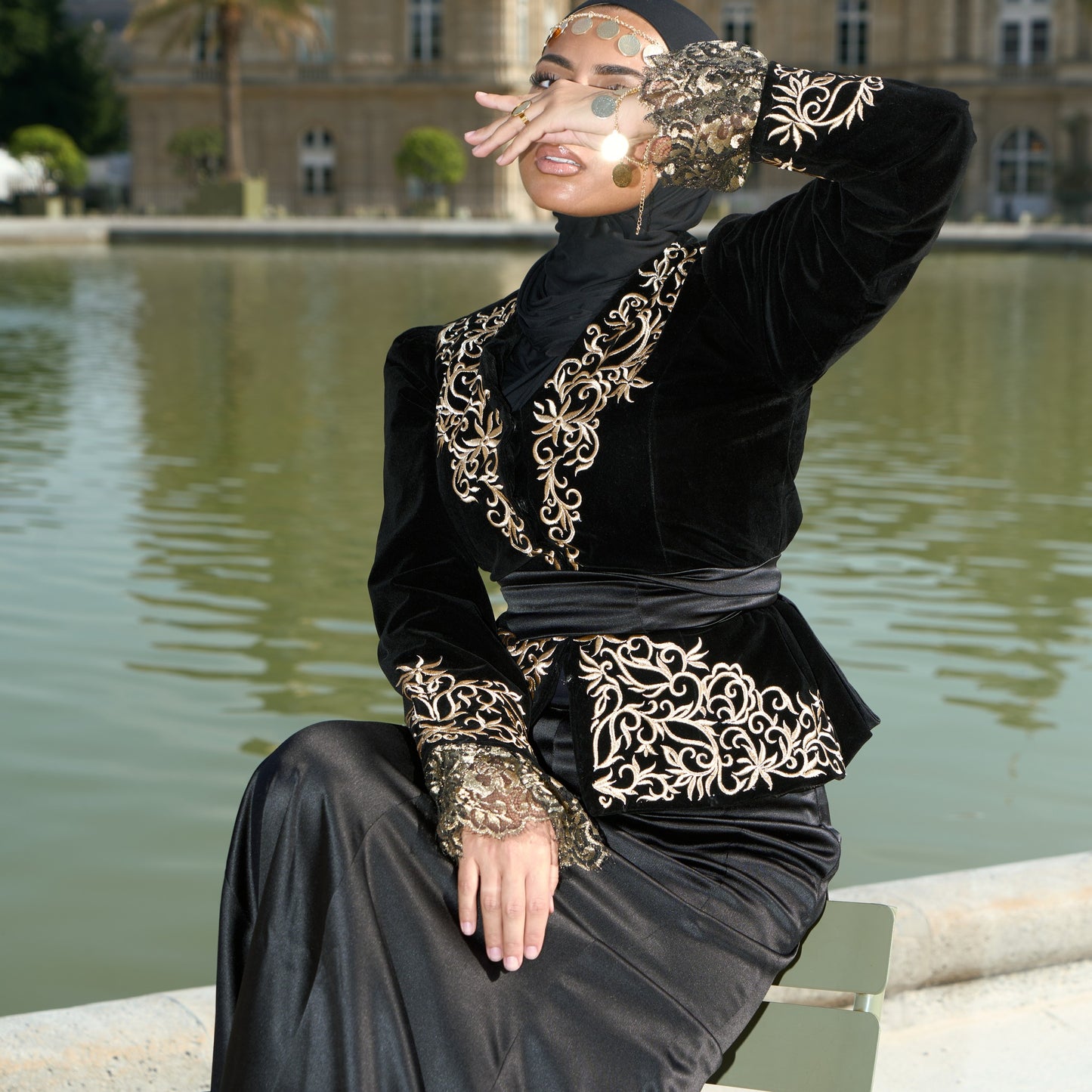 Karakou Dentelle - Veste Velours Brodée & Jupe Satin