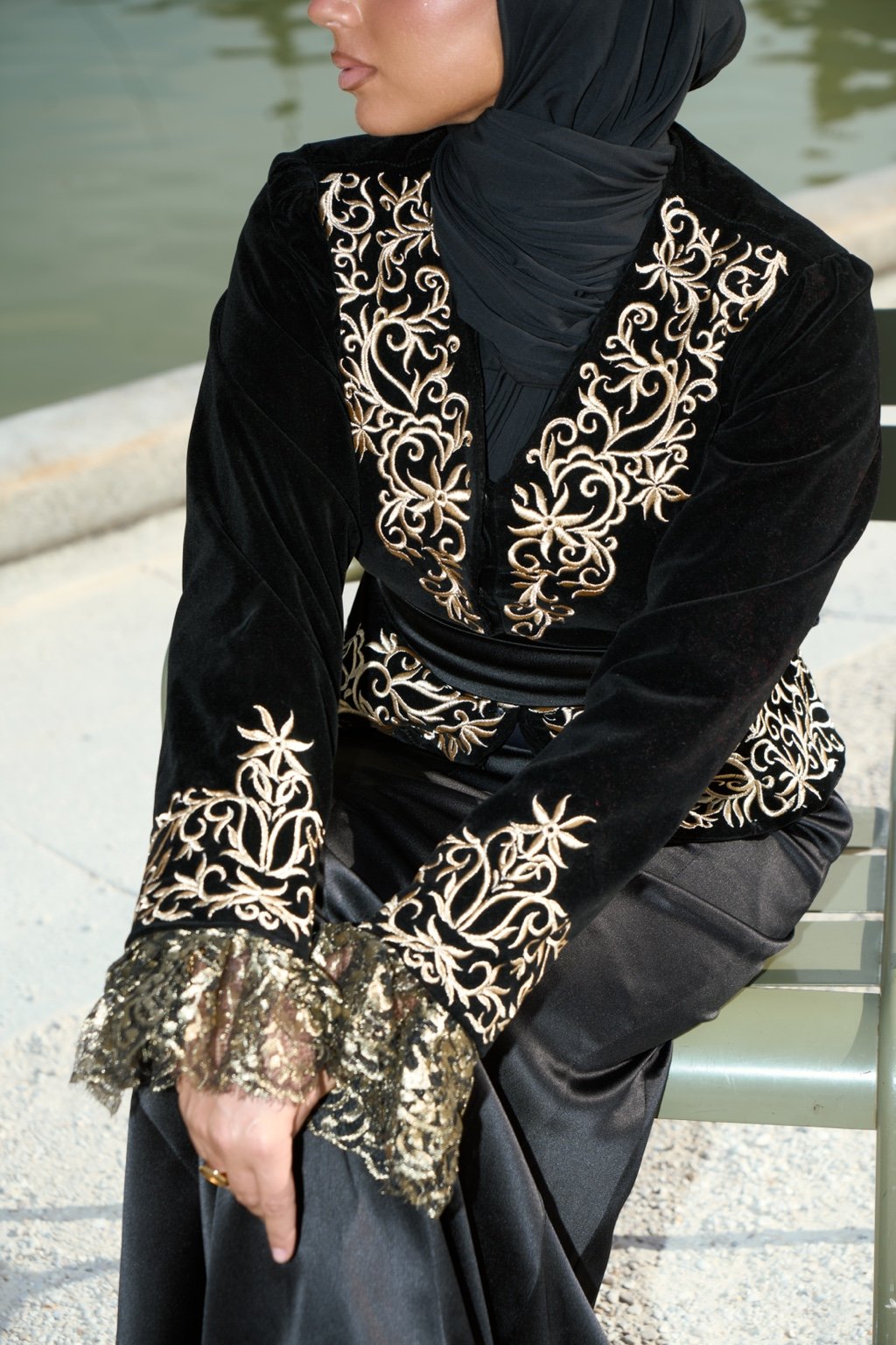 Karakou Dentelle - Veste Velours Brodée & Jupe Satin