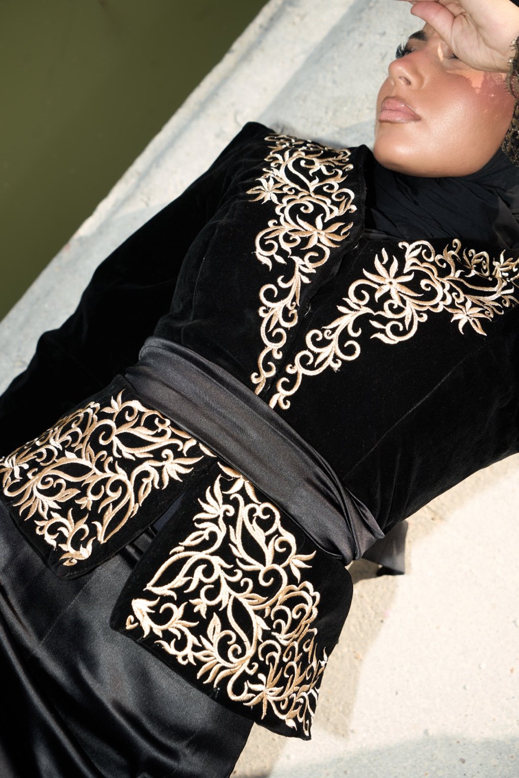 Karakou Dentelle - Veste Velours Brodée & Jupe Satin