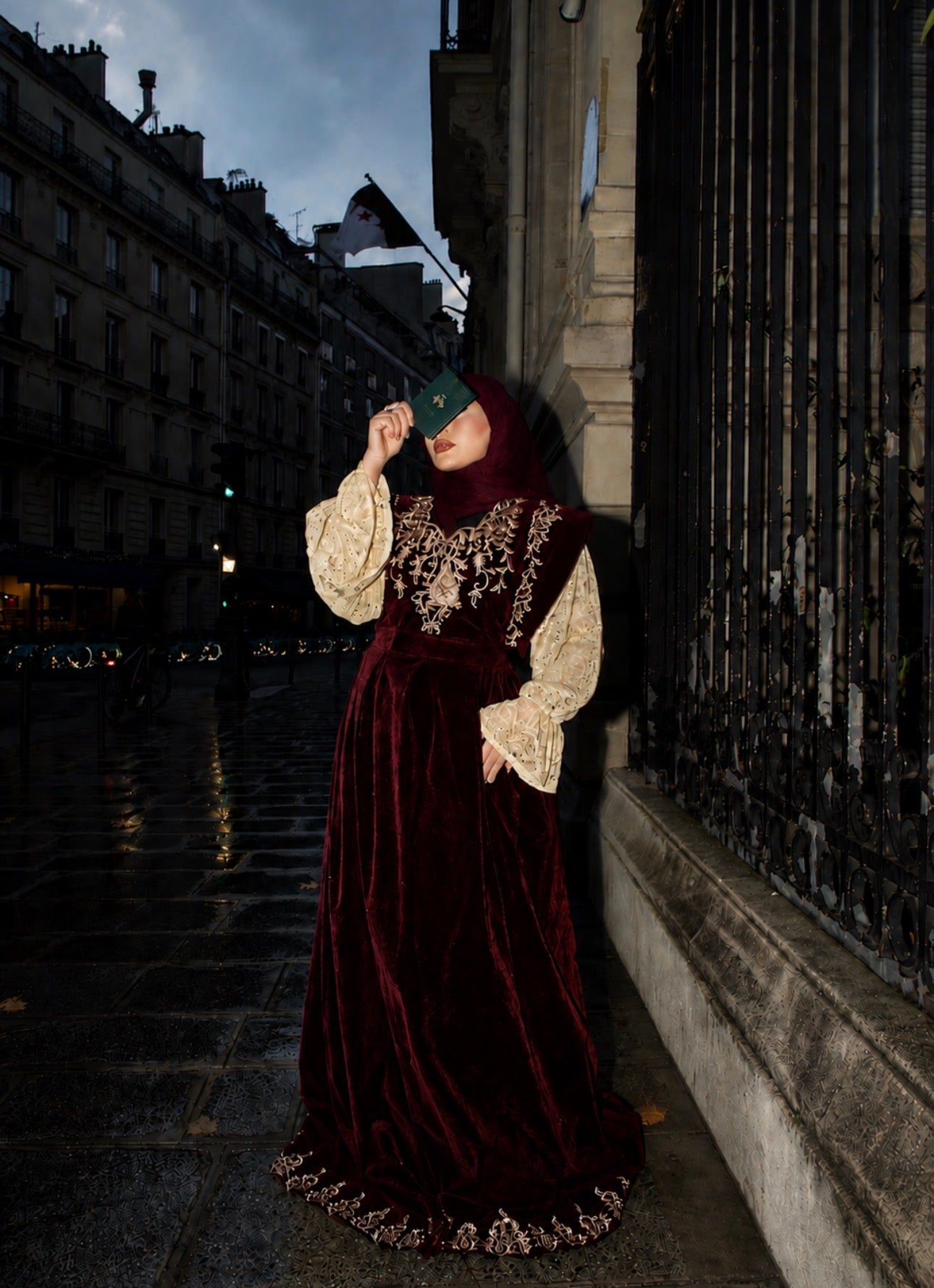 Fergani Sara Algérien | Velours Premium Brodé & Manches Dentelle | Fait Main Algérie